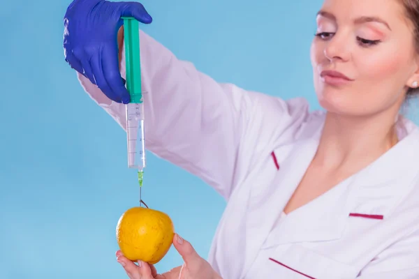 Médico inyectando manzana — Foto de Stock