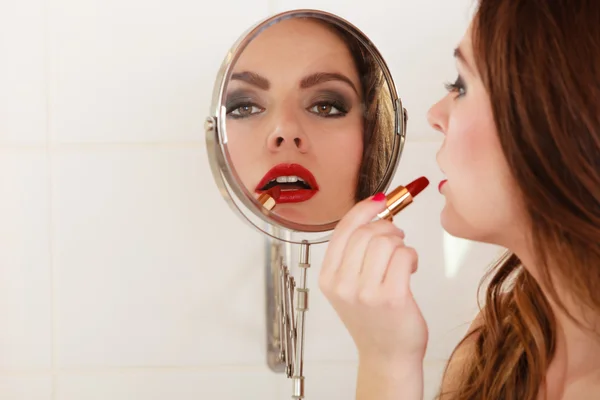 Młoda dziewczyna robi makijaż — Zdjęcie stockowe