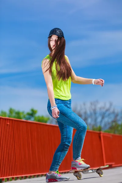 Adolescente menina skatista equitação skate na rua. — Fotografia de Stock