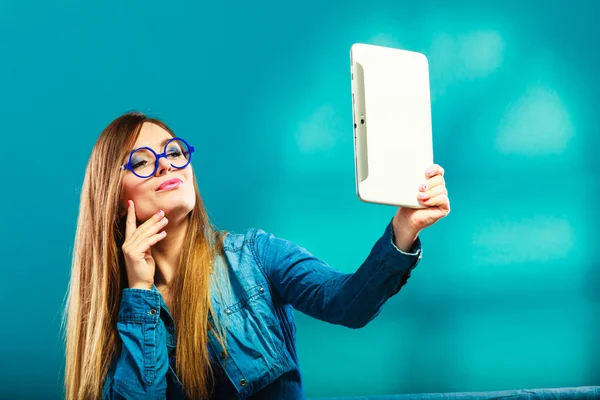 Girl using tablet taking picture — Stock Photo, Image