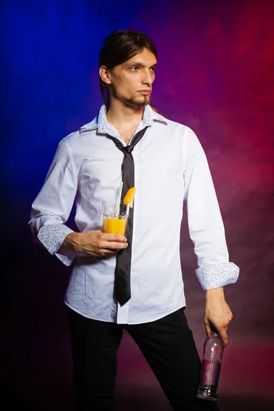 Junger Mann Barkeeper bereitet Alkohol-Cocktail zu — Stockfoto