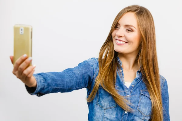 Woman taking self picture — Stock Photo, Image