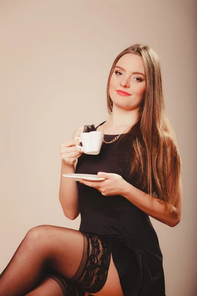 Woman holding coffee — Stock Photo, Image
