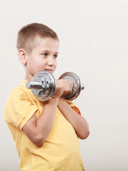 Sport jongen maken oefening met dumbbell. — Stockfoto