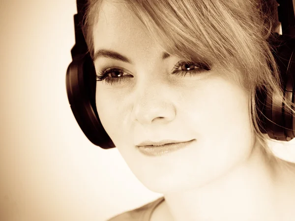 音楽を聞いて大きなヘッドフォンでの女性 — ストック写真
