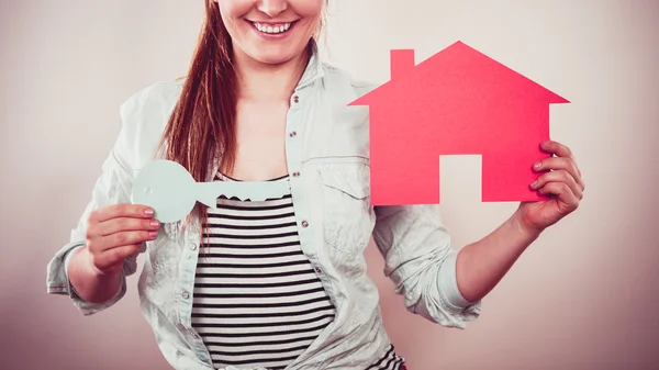 Casa de papel e mulher. Conceito de habitação imobiliária — Fotografia de Stock