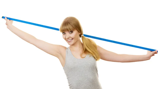 Dívka drží měřicí pásky — Stock fotografie