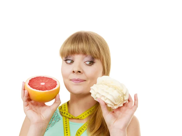 Γυναίκα επιλέγοντας φρούτων ή του κέικ να διατροφικών επιλογών — Φωτογραφία Αρχείου