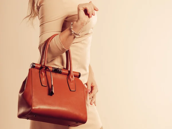 Woman holding brown handbag — Stock Photo, Image