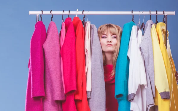 Ragazza cliente shopping in negozio centro commerciale . — Foto Stock