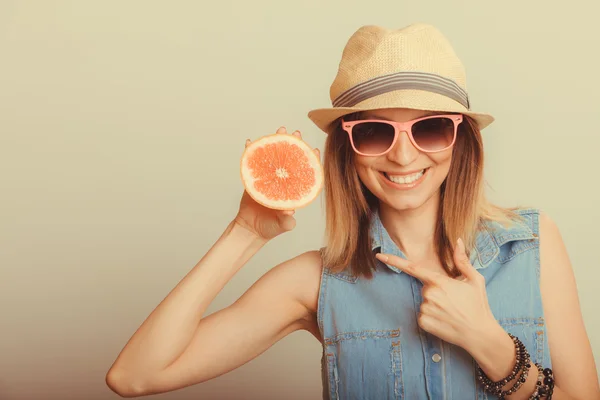 Щаслива жінка в капелюсі і сонцезахисних окулярах з грейпфрутом . — стокове фото
