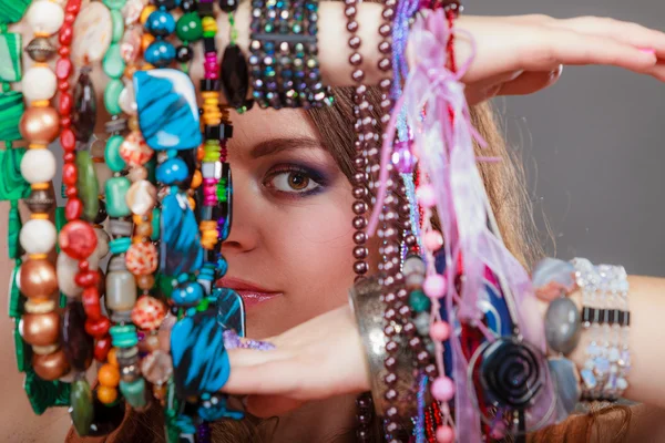 Jolie femme avec des colliers de bijoux bracelets bague — Photo