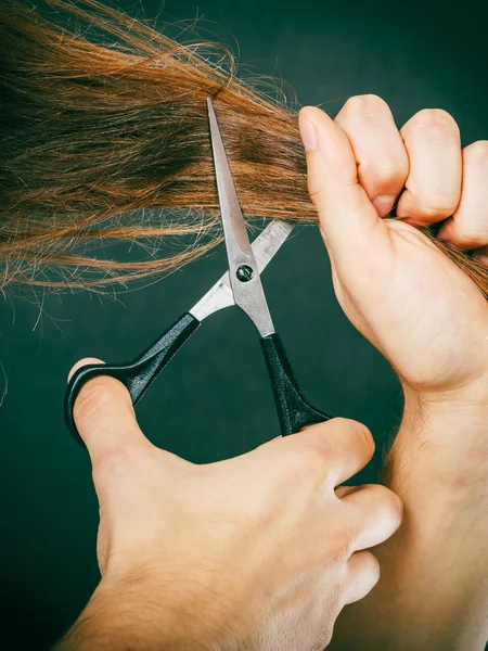 Männliche Hände schneiden lange Haare — Stockfoto