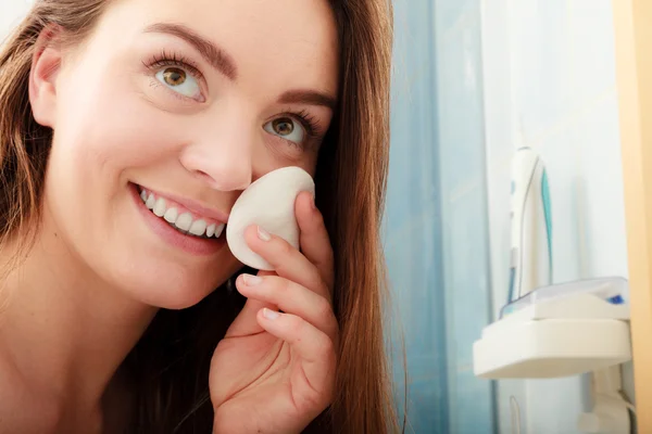 Mujer quitando maquillaje — Foto de Stock