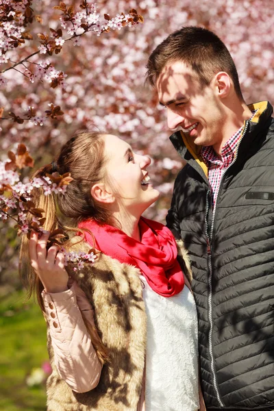 Pareja enamorada caminando — Foto de Stock