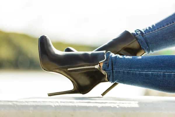 Woman legs in denim pants heels shoes outdoor — Stock Photo, Image