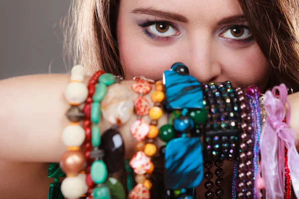 Mujer bonita con collares de joyería pulseras — Foto de Stock