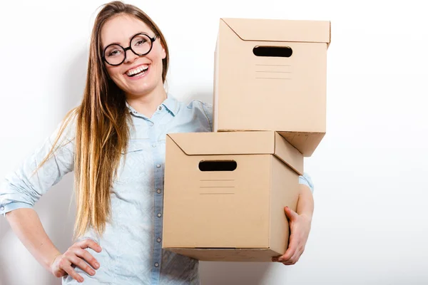 Woman carrying boxes. — Stock Photo, Image