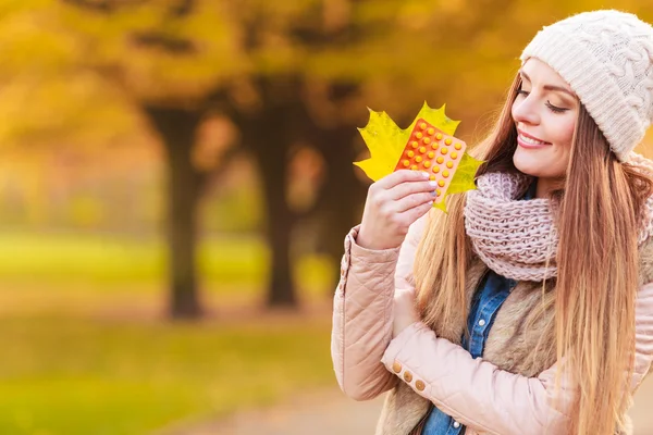 Mujer sonriente con tabletas —  Fotos de Stock