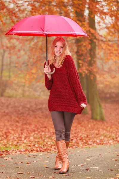 傘でリラックスできるファッション女性秋公園. — ストック写真