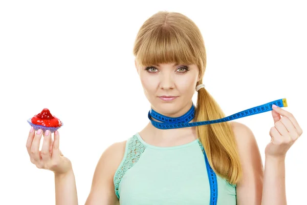 Woman holds cupcake trying to resist temptation — Stock Photo, Image