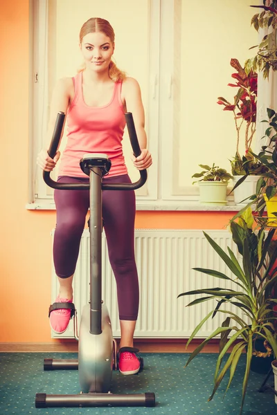 女人在运动自行车上锻炼。健身. — 图库照片