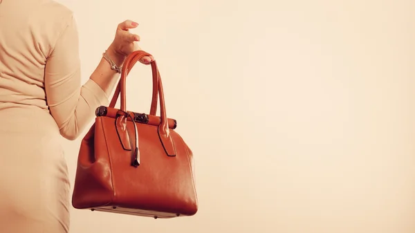 Woman holding brown bag — Stock Photo, Image