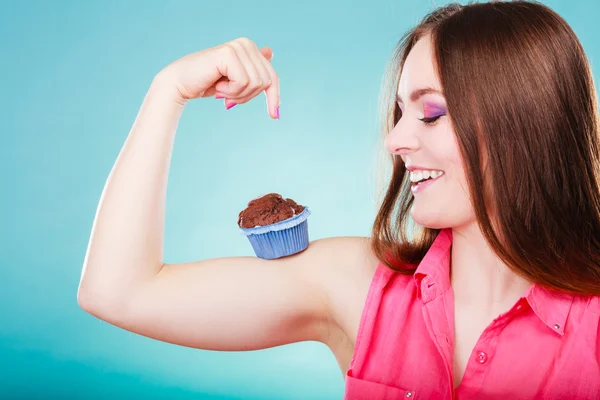 Donna divertente tiene torta al cioccolato sul braccio — Foto Stock