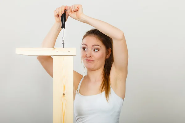 Frau benutzt Schraubenzieher — Stockfoto