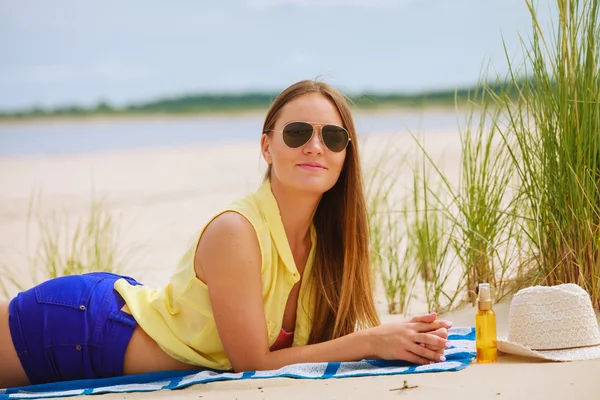 Yaz plaj üzerinde oturan kadın — Stok fotoğraf