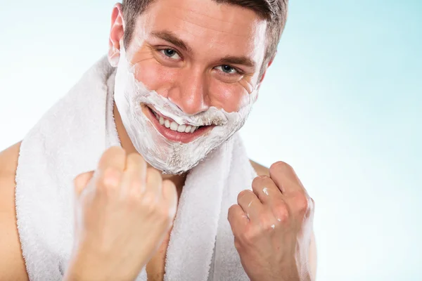 Felice giovane bell'uomo con schiuma di crema da barba . — Foto Stock