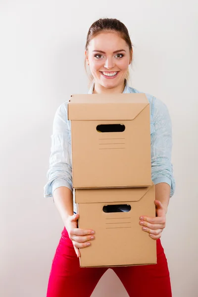 상자를 들고 집으로 이동 하는 행복 한 여자. — 스톡 사진