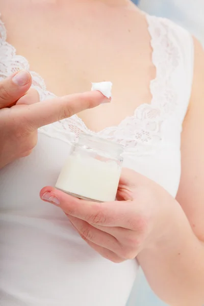Moisturizing cream in female hands — Stock Photo, Image