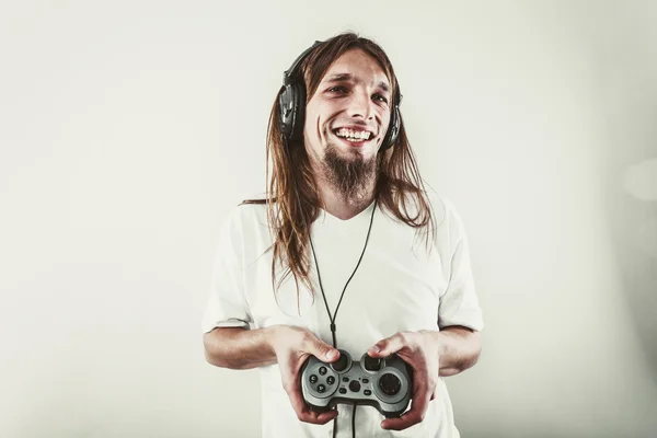 Homem feliz jogando jogos — Fotografia de Stock