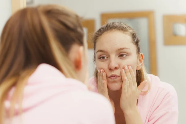 Frau putzt ihr Gesicht — Stockfoto