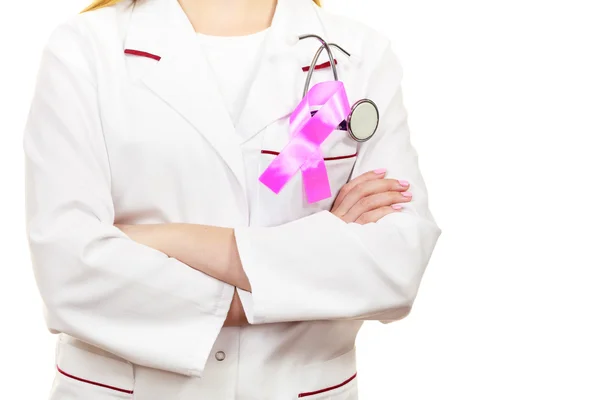 Läkare med rosa band aids symbol — Stockfoto