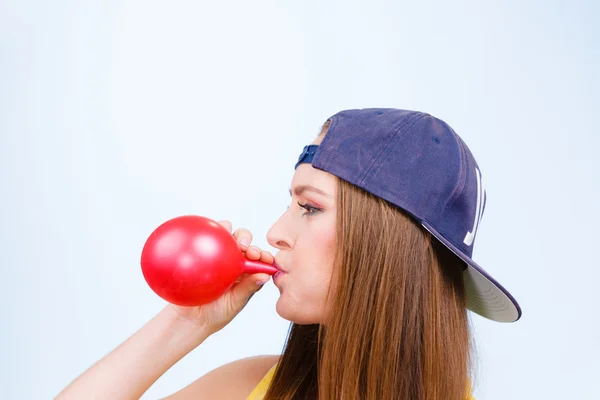 女孩吹红气球 — 图库照片