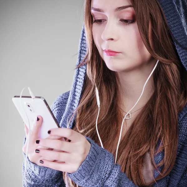 Jonge vrouw met smart phone luisteren muziek — Stockfoto