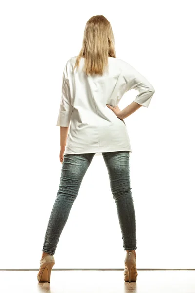 Женщина в джинсовых брюках стоит — стоковое фото