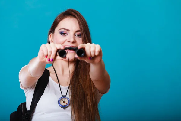 Žena s batoh drží dalekohled — Stock fotografie