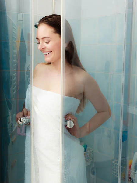 Mujer duchándose en cabina de ducha — Foto de Stock