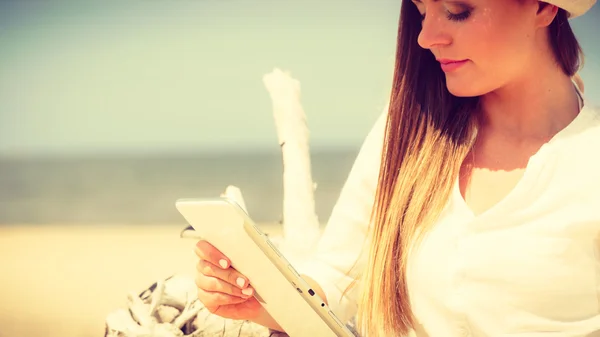 Girl in straw hat with tablet — Stock Photo, Image