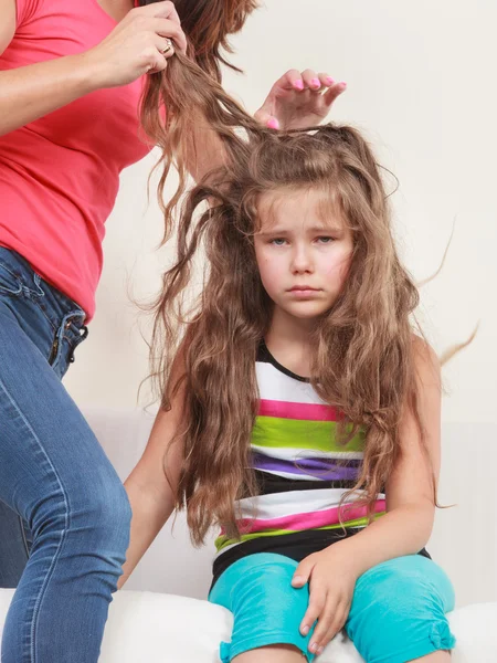 Mor kæmning hår til datter - Stock-foto
