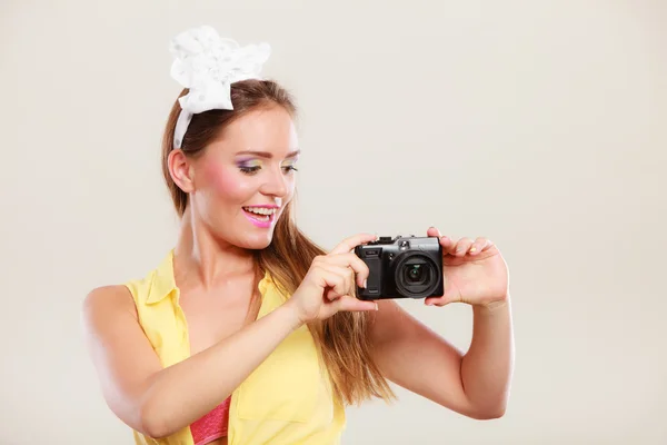 Девушка с бантом для волос, фотографирующая — стоковое фото
