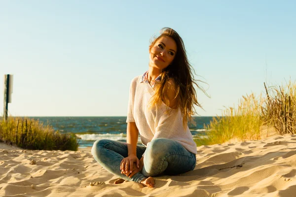 Mujer divirtiéndose en la playa — Foto de Stock