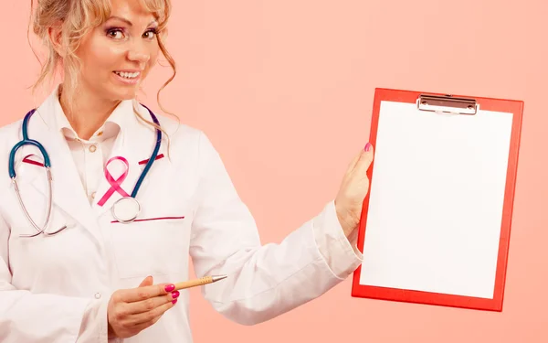 Doctor mostrando carpeta con cinta rosa por pluma . —  Fotos de Stock