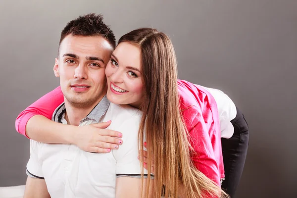 Glücklich lächelndes junges Paar, das sich umarmt. Liebe. — Stockfoto