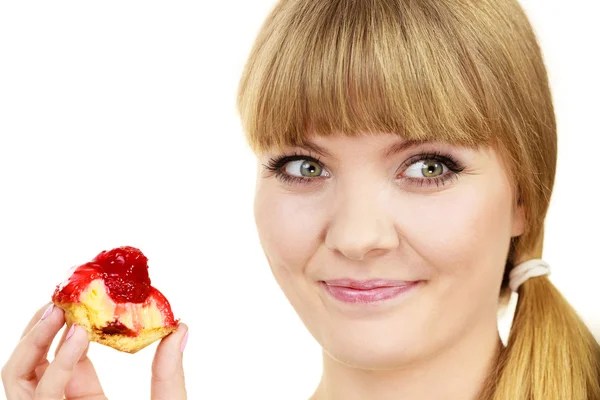 Mulher comendo cupcake comida doce — Fotografia de Stock