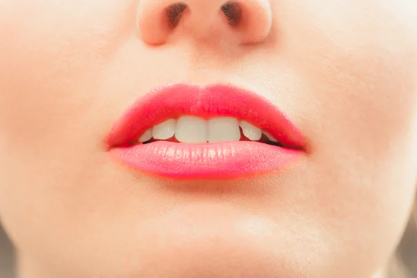 Primer plano de la mujer labios rosados . — Foto de Stock