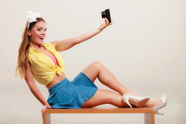 Klämma fast upp flicka kvinna ta foto med kamera. — Stockfoto